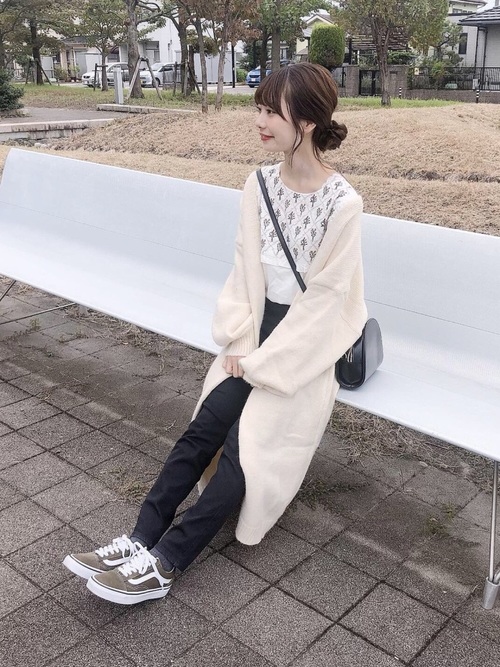 刺繍ブラウスに白ガウンと黒スキニーパンツを合わせる秋コーデ