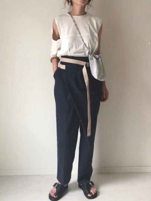 ネイビーチノパンの人気コーデ選 単調にならない定番アイテムの着こなしを紹介 Lamire ラミレ