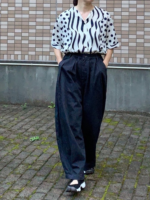 ネイビーチノパンの人気コーデ選 単調にならない定番アイテムの着こなしを紹介 Lamire ラミレ