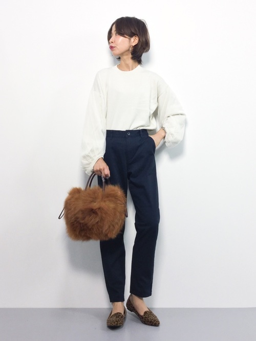 ネイビーチノパンの人気コーデ選 単調にならない定番アイテムの着こなしを紹介 Lamire ラミレ