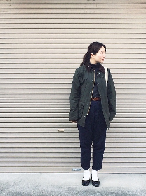 ネイビーチノパンの人気コーデ選 単調にならない定番アイテムの着こなしを紹介 Lamire ラミレ