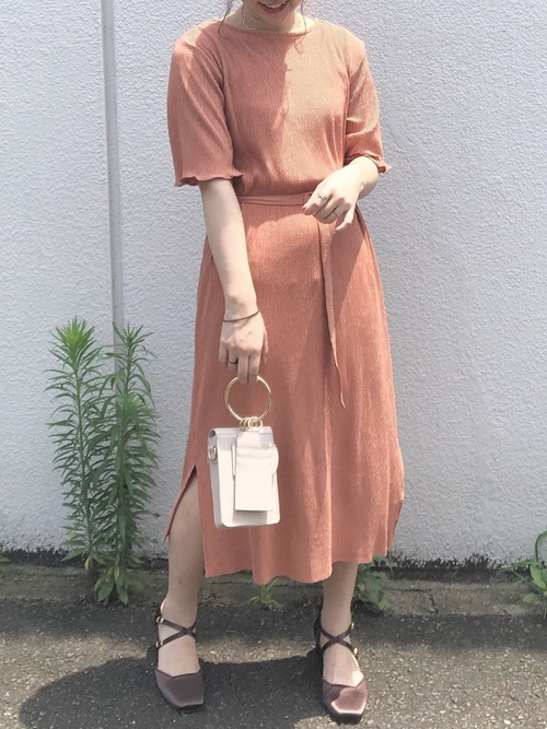 ブラウンパンプスのおすすめレディースコーデ16選 定番とトレンド感抜群の履きこなし Lamire ラミレ