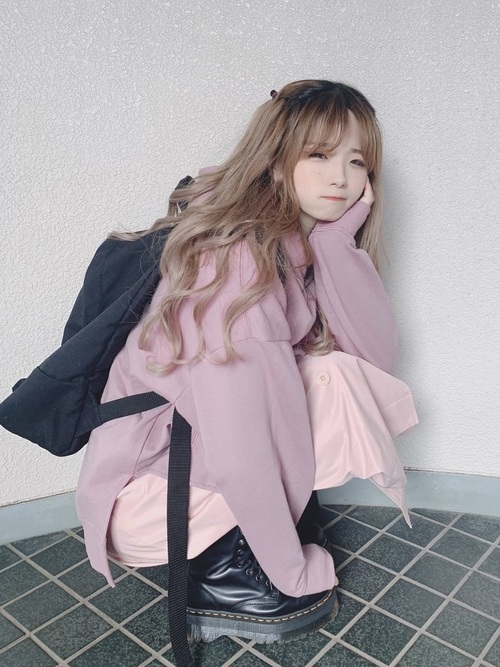 レディースパーカーのおすすめコーデ16選 大人かわいいパーカースタイルを特集 Lamire ラミレ