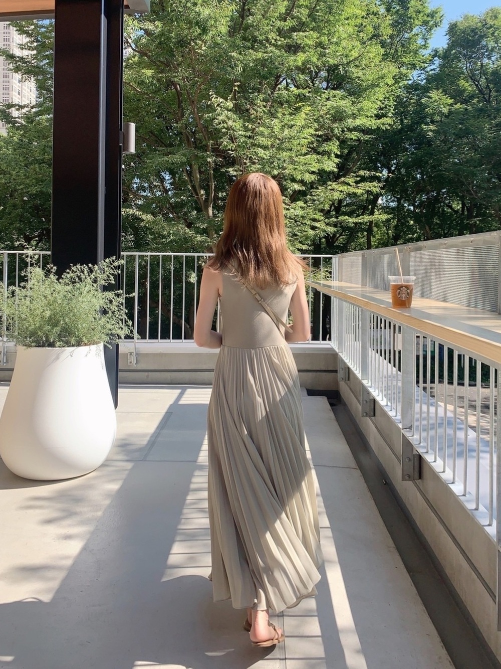 ベージュのワンピースのコーデ