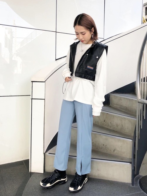 レザーベストのおすすめレディースコーデ19選 きれいめ女子のおしゃれな着こなし術 Lamire ラミレ