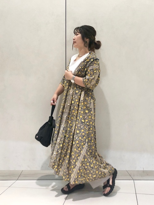 ロング丈花柄シャツワンピースと白タンクトップとトロミワイドパンツのコーデの女性