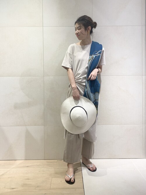 夏のストールコーデおすすめ選 周囲と差がつくおしゃれなスタイリング方法を紹介 Lamire ラミレ