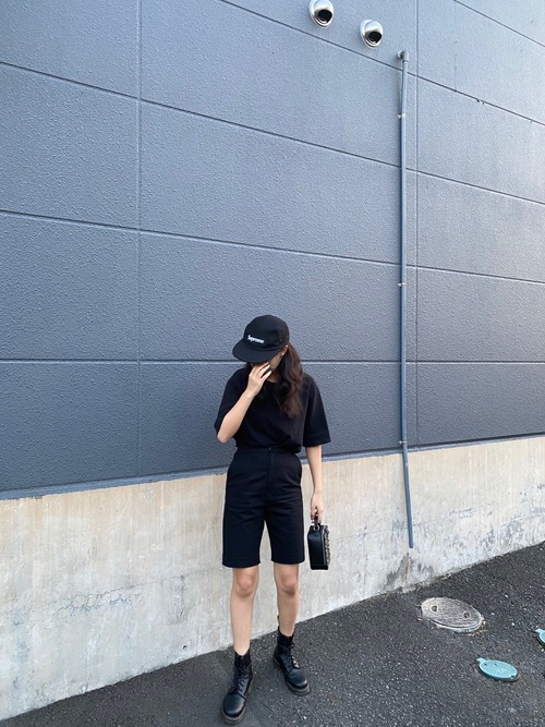 黒ハーフパンツのおすすめコーデ13選 全体の印象を引き締めてくれる着こなしを紹介 Lamire ラミレ