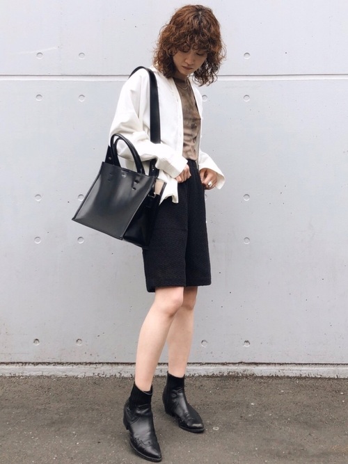 白のシャツと黒ハーフパンツを合わせる大人っぽい春コーデ