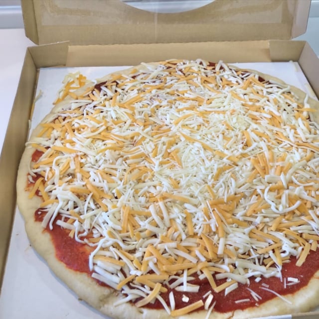コストコの丸形ピザ5色チーズ全体