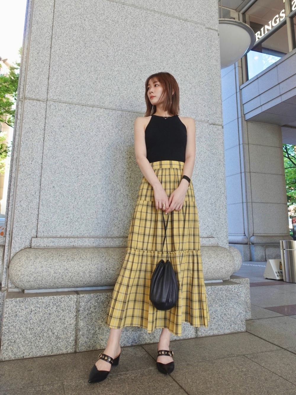 ギャザーティアードIラインスカートに黒のトップスのコーデ