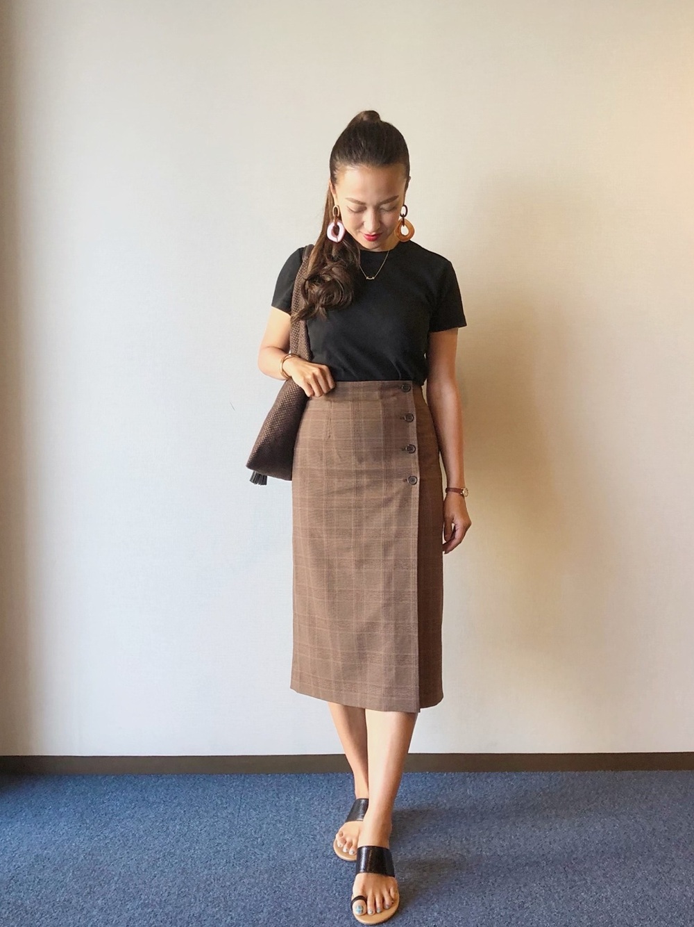 黒のトップスにブラウンチェックにタイトスカートのコーデ