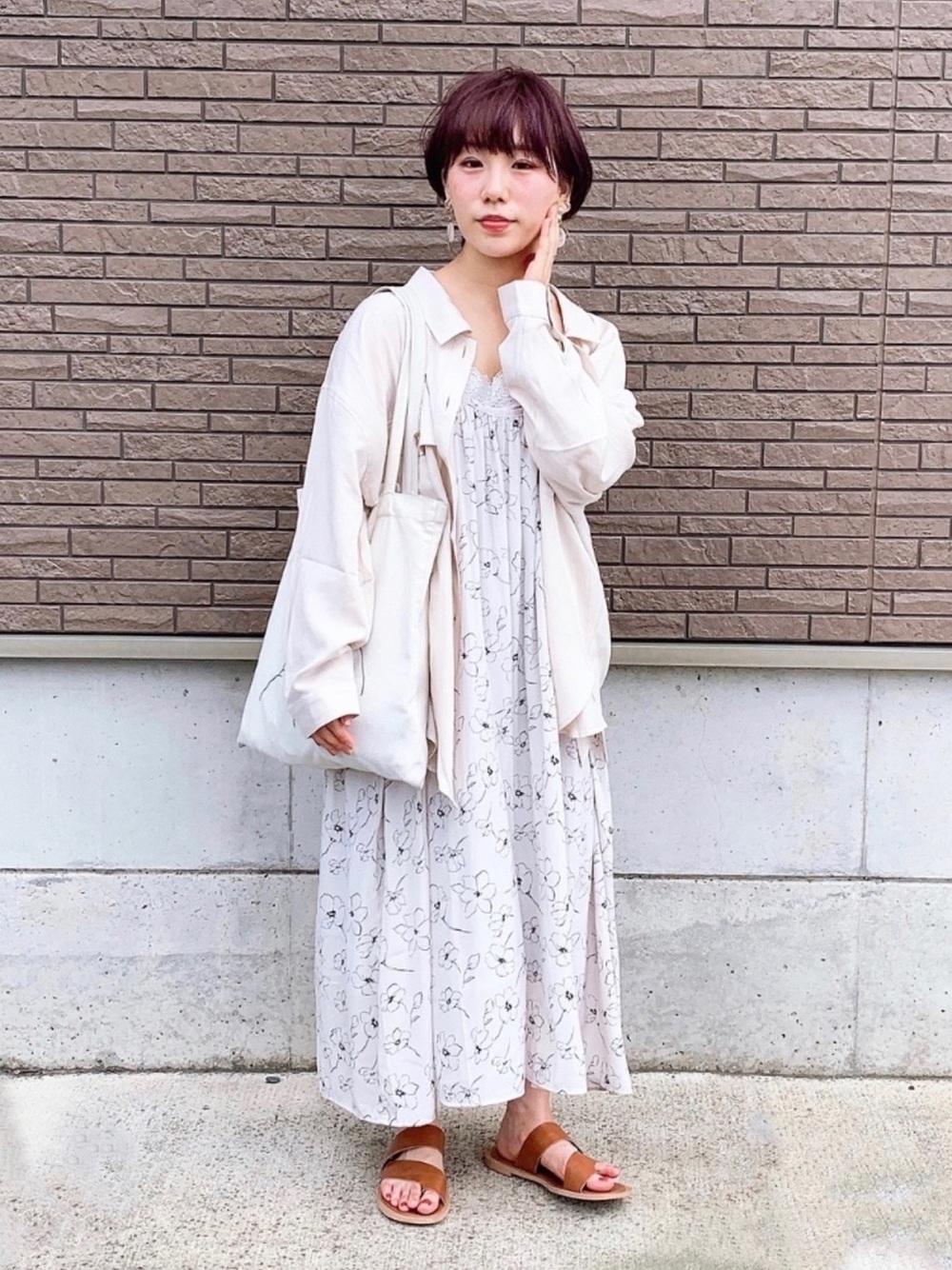 柄キャミワンピースにシャツのコーデ