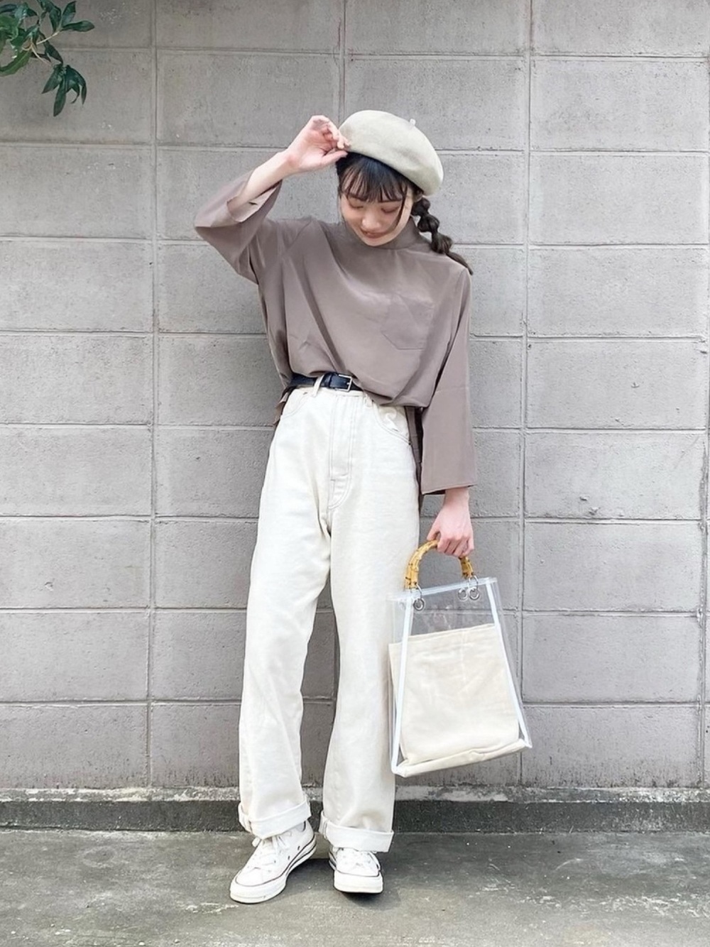 ベージュのTシャツに白のパンツのコーデ