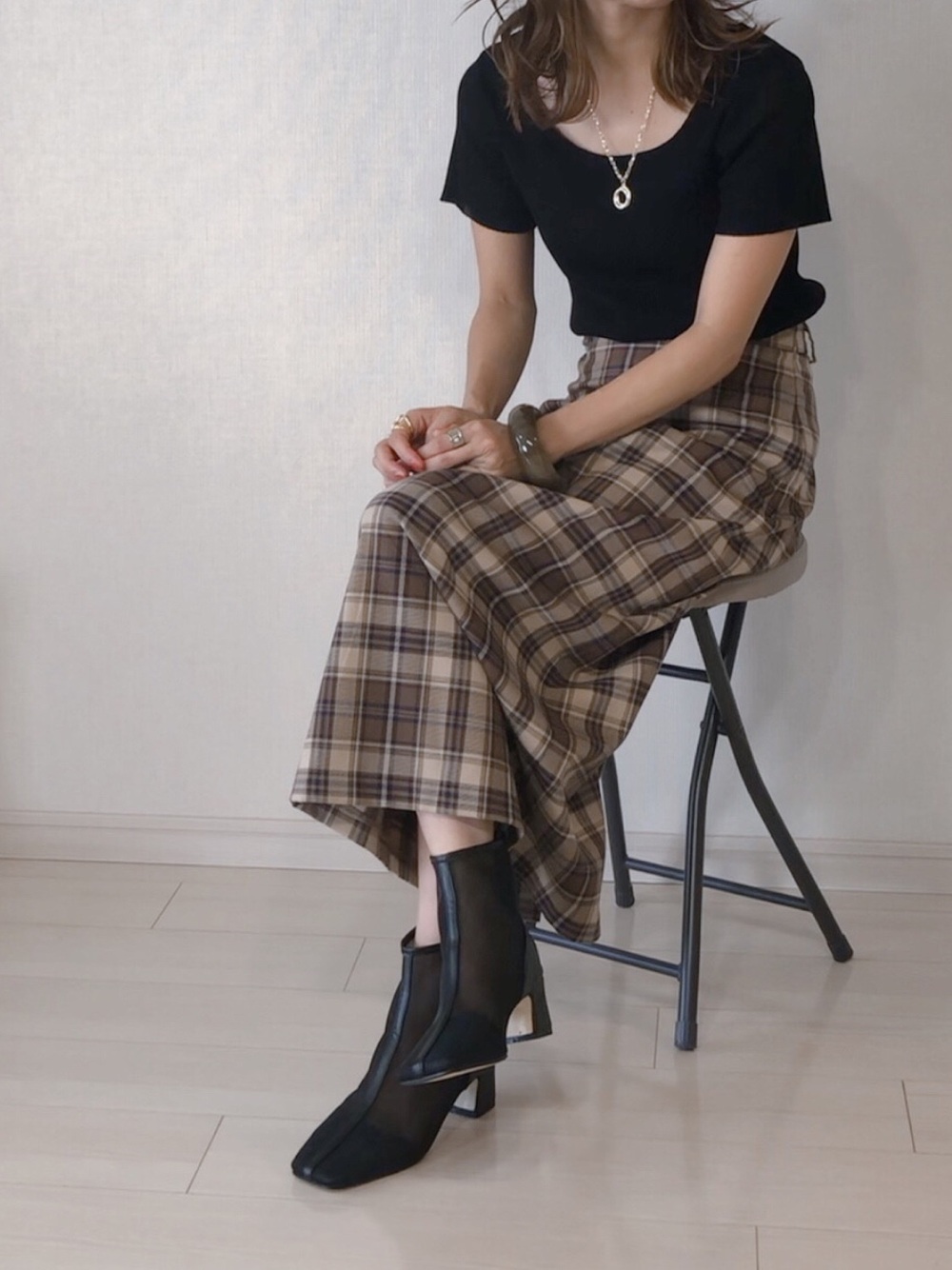 GUのチェックナロースカートと黒Tシャツのコーデ