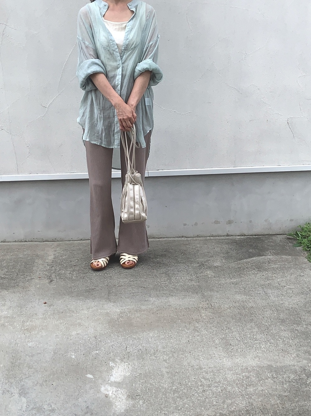 ブルーのシアーシャツにブラウンのパンツのコーデ
