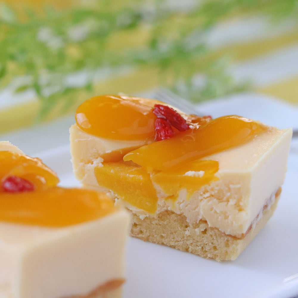 成城石井のマンゴーとゴジベリーの杏仁チーズケーキ断面画像