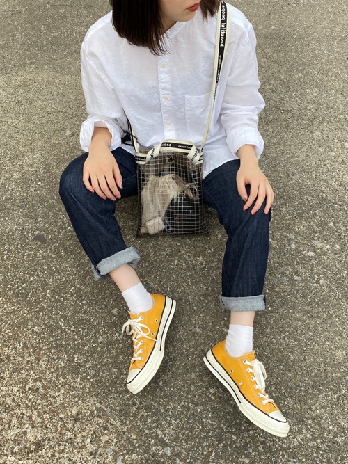 チャックテイラーの人気おすすめレディースコーデ14選 色を楽しむおしゃれ着こなし術 Lamire ラミレ