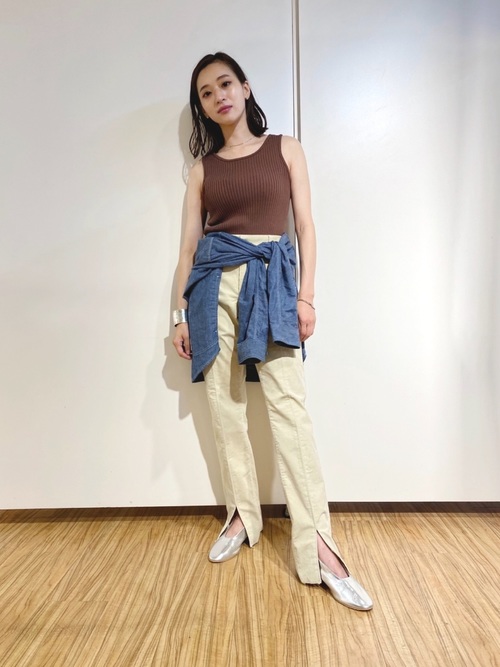 シャンブレーシャツの人気レディースコーデ選 周りと差がつく着こなし術を特集 Lamire ラミレ