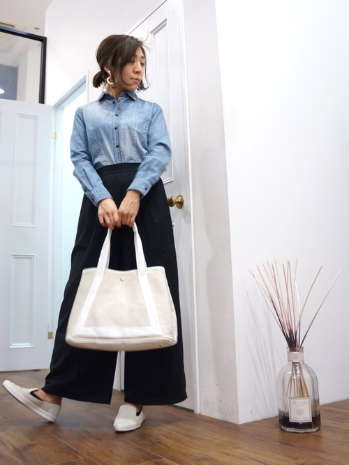 シャンブレーシャツの人気レディースコーデ選 周りと差がつく着こなし術を特集 Lamire ラミレ