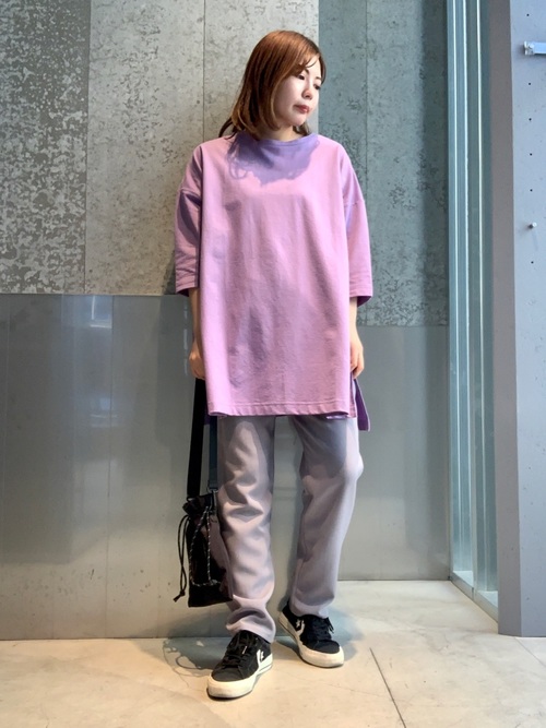 紫tシャツの人気レディースコーデ14選 おしゃれ上級者になれる季節別着こなし術 Lamire ラミレ