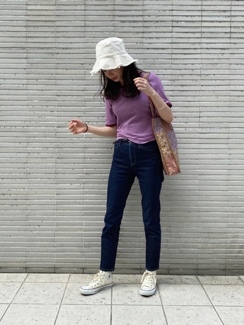 紫tシャツの人気レディースコーデ14選 おしゃれ上級者になれる季節別着こなし術 Lamire ラミレ