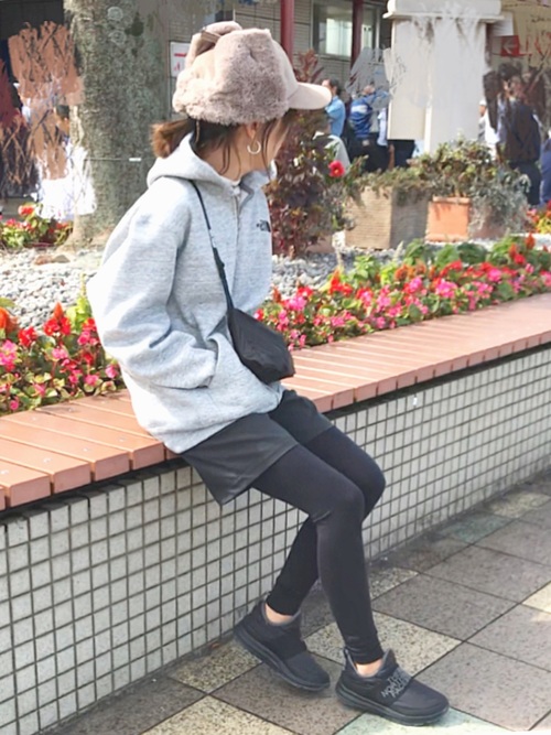 黒い靴のおすすめレディースコーデ19選 おしゃれが決まる足元の季節別着こなし方法 Lamire ラミレ