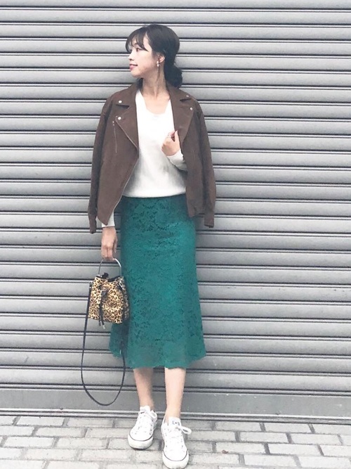 茶色ライダースの人気おすすめレディースコーデ15選 カッコかわいく着こなすお手本 Lamire ラミレ