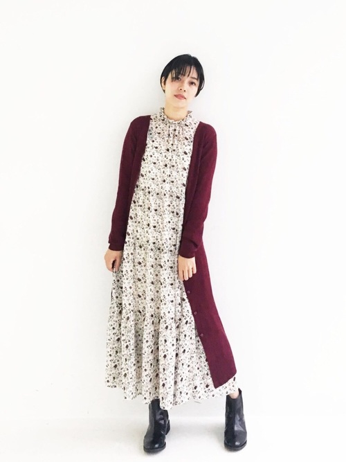 赤ロングカーディガン人気コーデ19選 主役にもコーデの外しにもなる着こなしを紹介 Lamire ラミレ