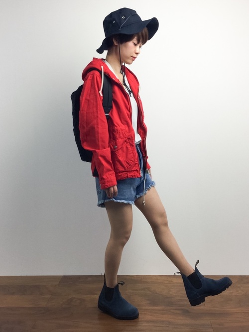 赤マウンテンパーカーの人気レディースコーデ選 明るく華やかな着こなし術 Lamire ラミレ