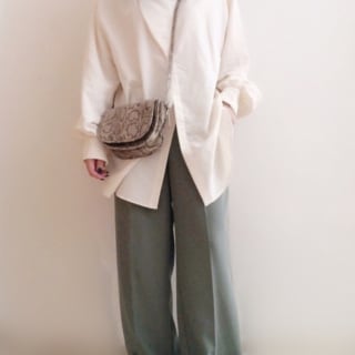 シャツに緑のパンツにローファーのコーデ