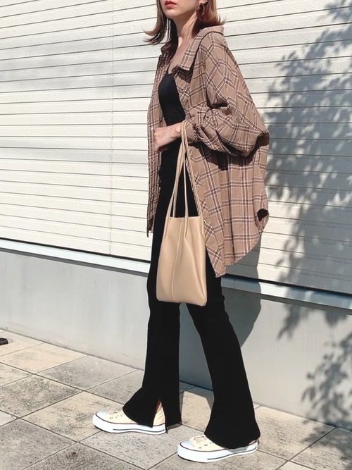 ベージュショルダーバッグの人気レディースコーデ選 トレンドを取り入れたコーデ術 Lamire ラミレ