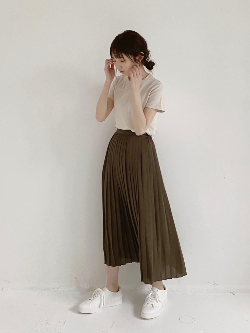 ベージュのTシャツにブラウンのスカートのコーデ