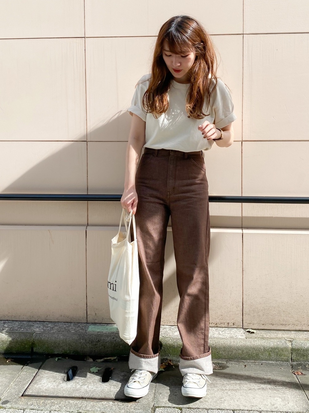 白のTシャツにブラウンのパンツのコーデ
