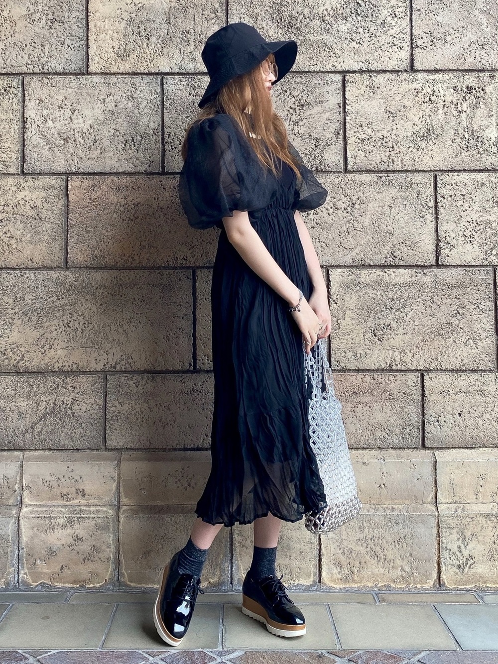 黒のワンピースのコーデ