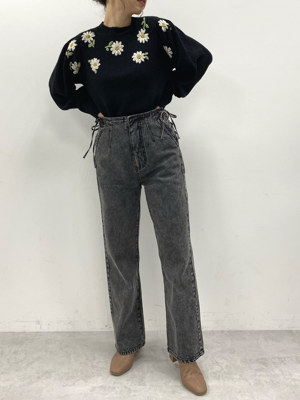 花柄のニットにデニムパンツのコーデ