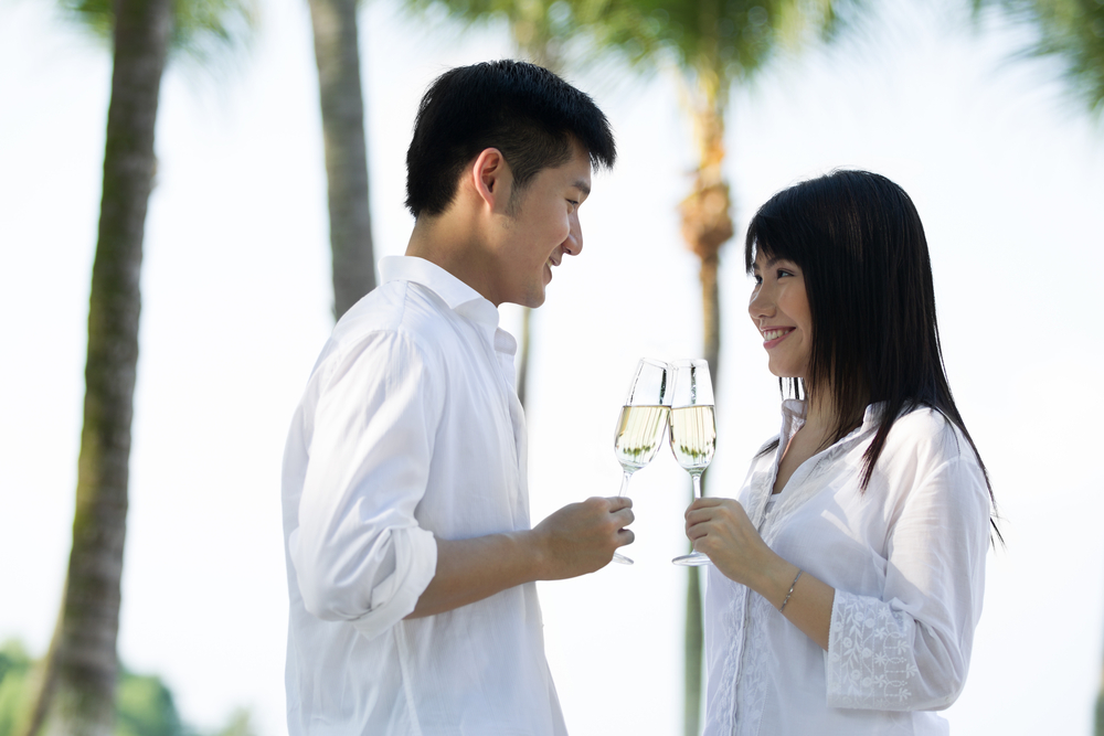 見つめあう男女