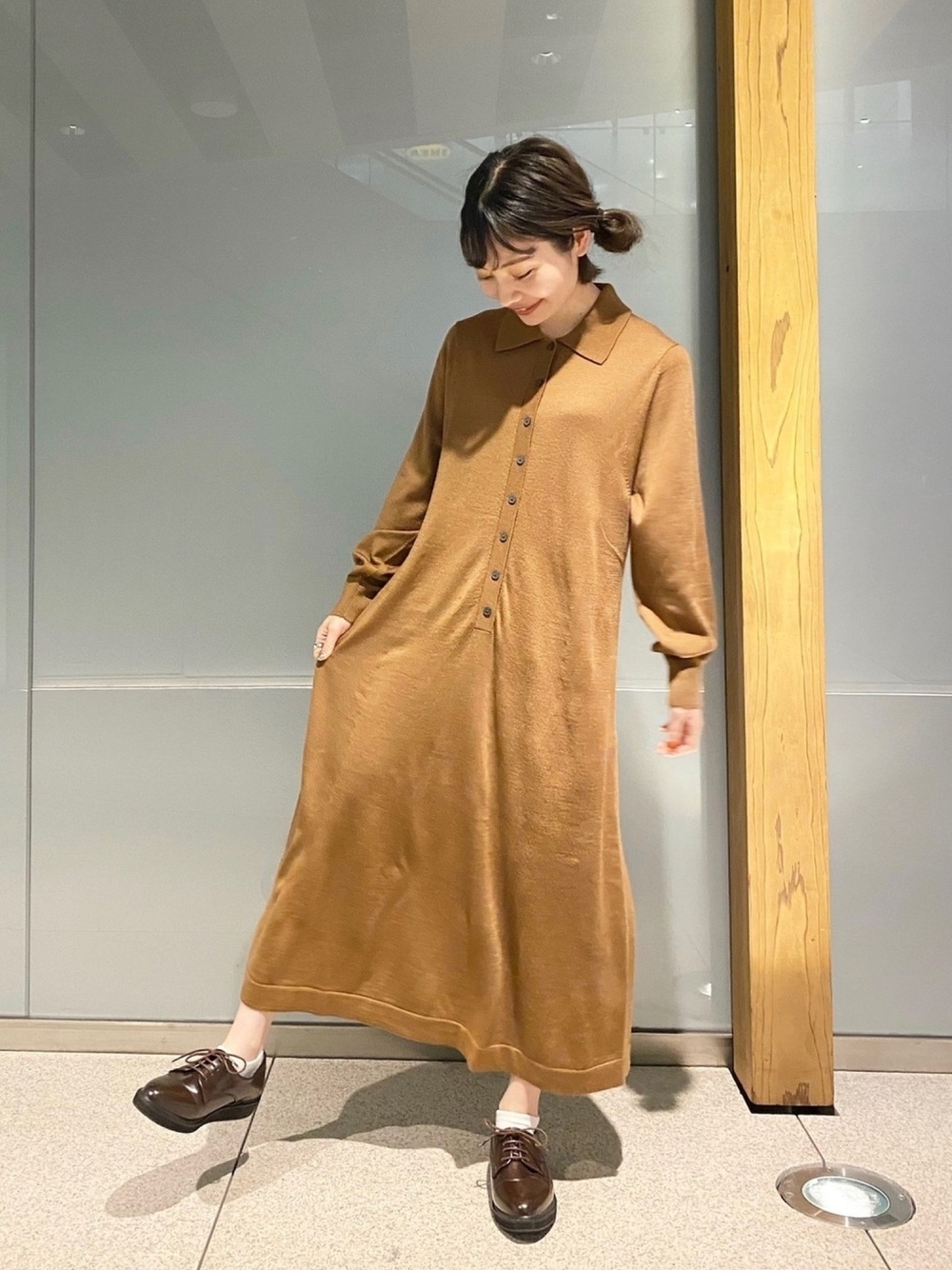 マスタードのロングワンピースのコーデ