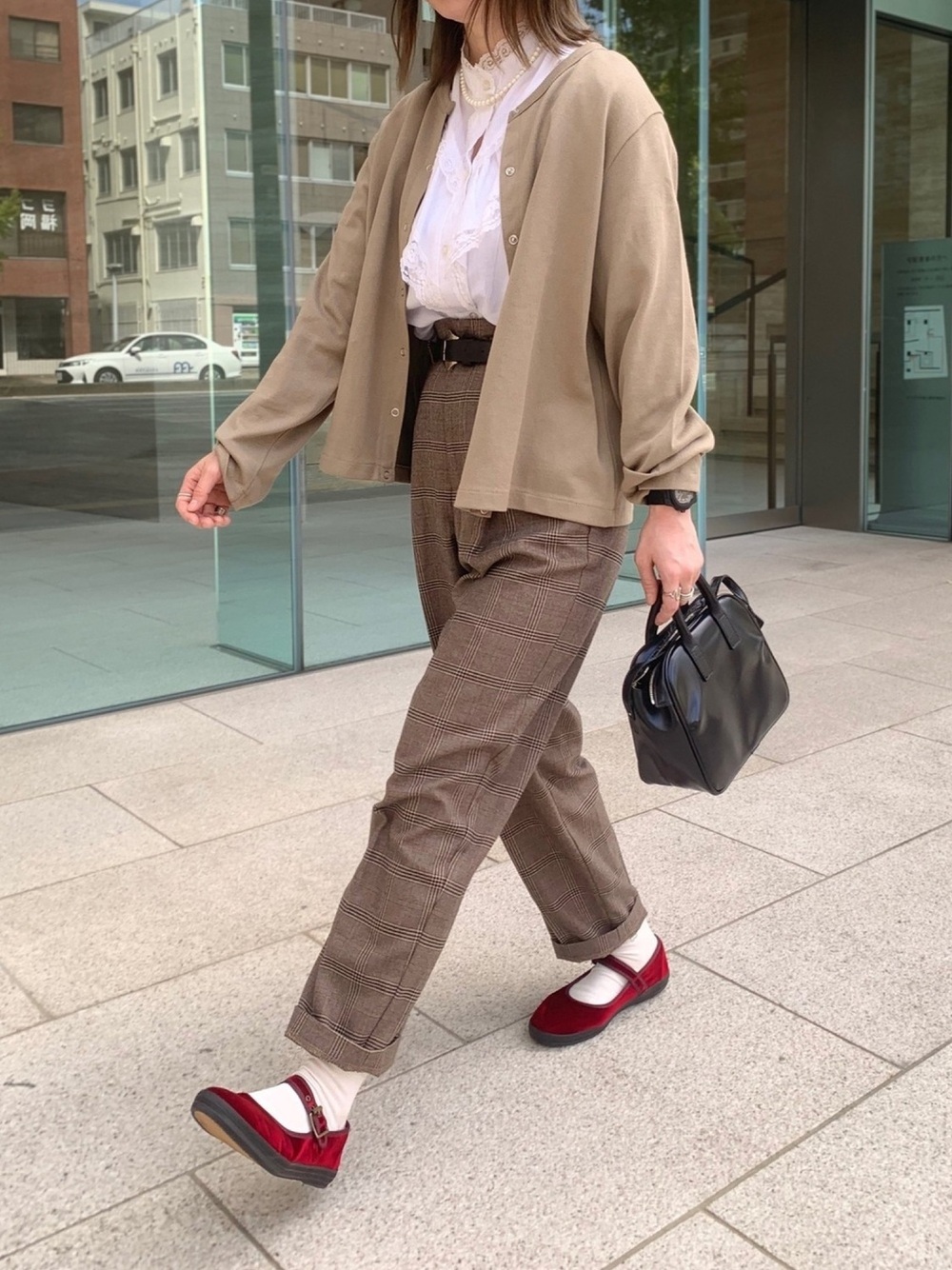 ブラウンのパンツに白のトップスのコーデ