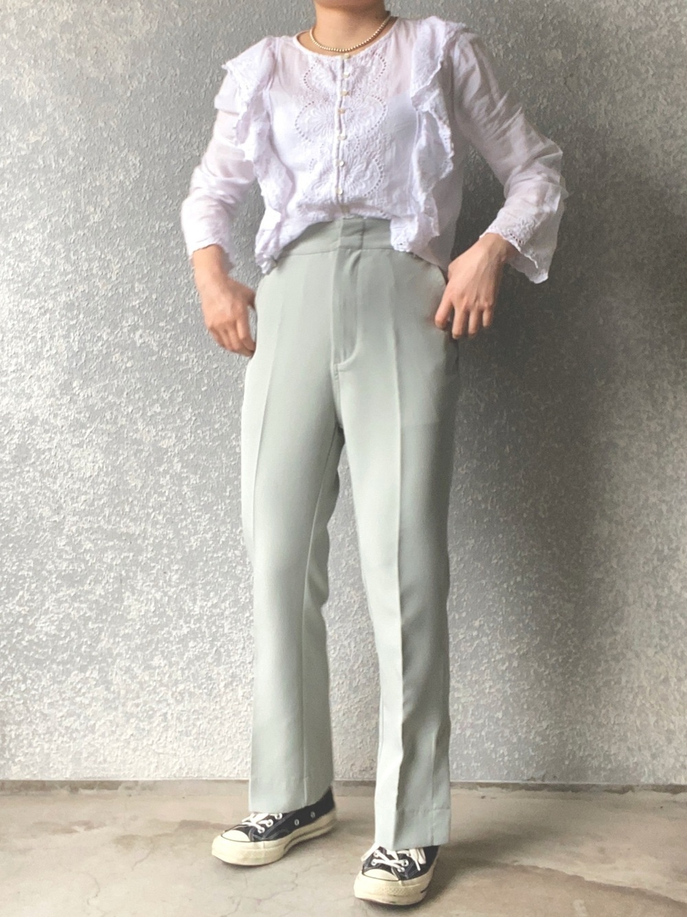 白のレースブラウスにミントのパンツのコーデ