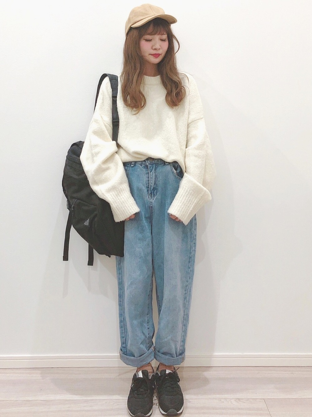 白のニットにデニムパンツのコーデ