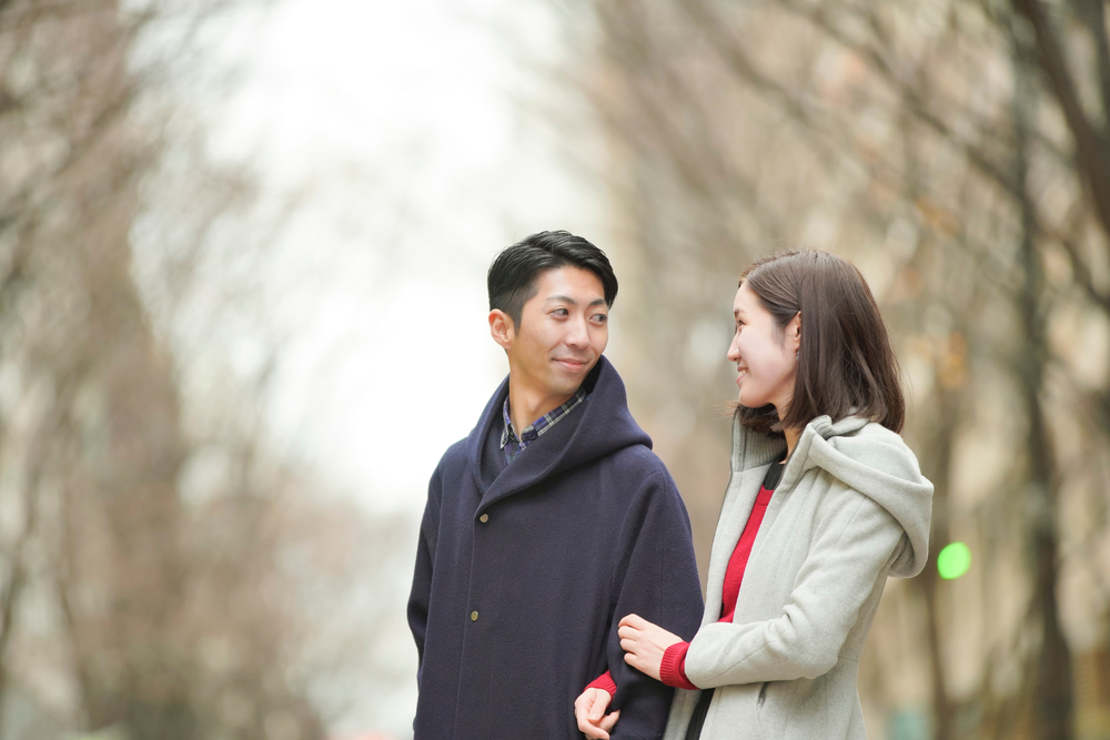 腕を組み見つめあう男女