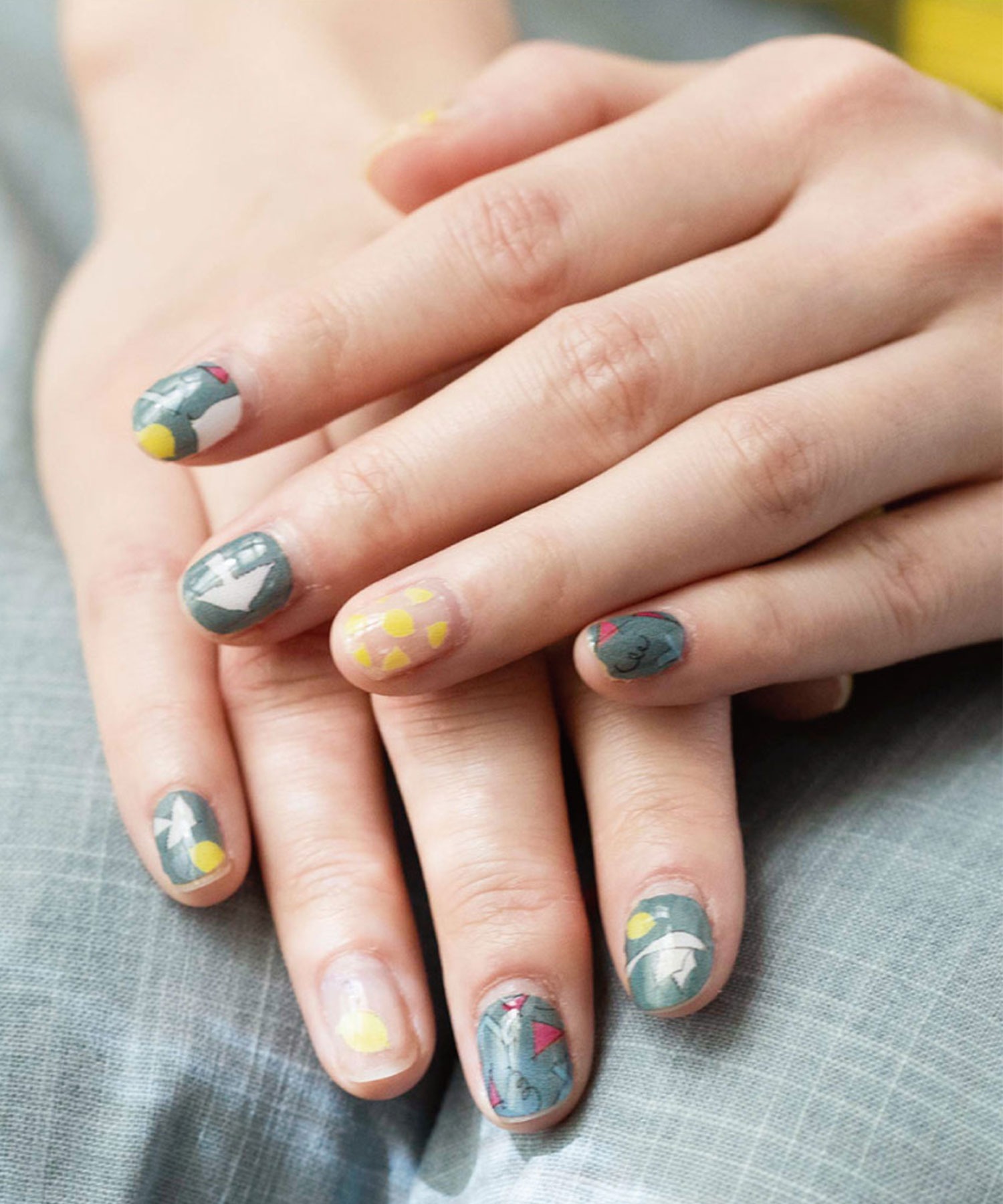 新しいカラーに挑戦しない 今年大注目の ネイルシール はコレ Lamire ラミレ