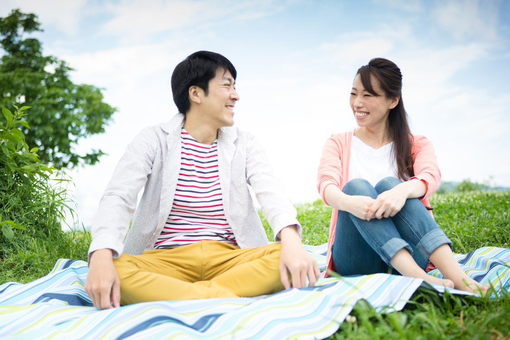 会話をするカップル