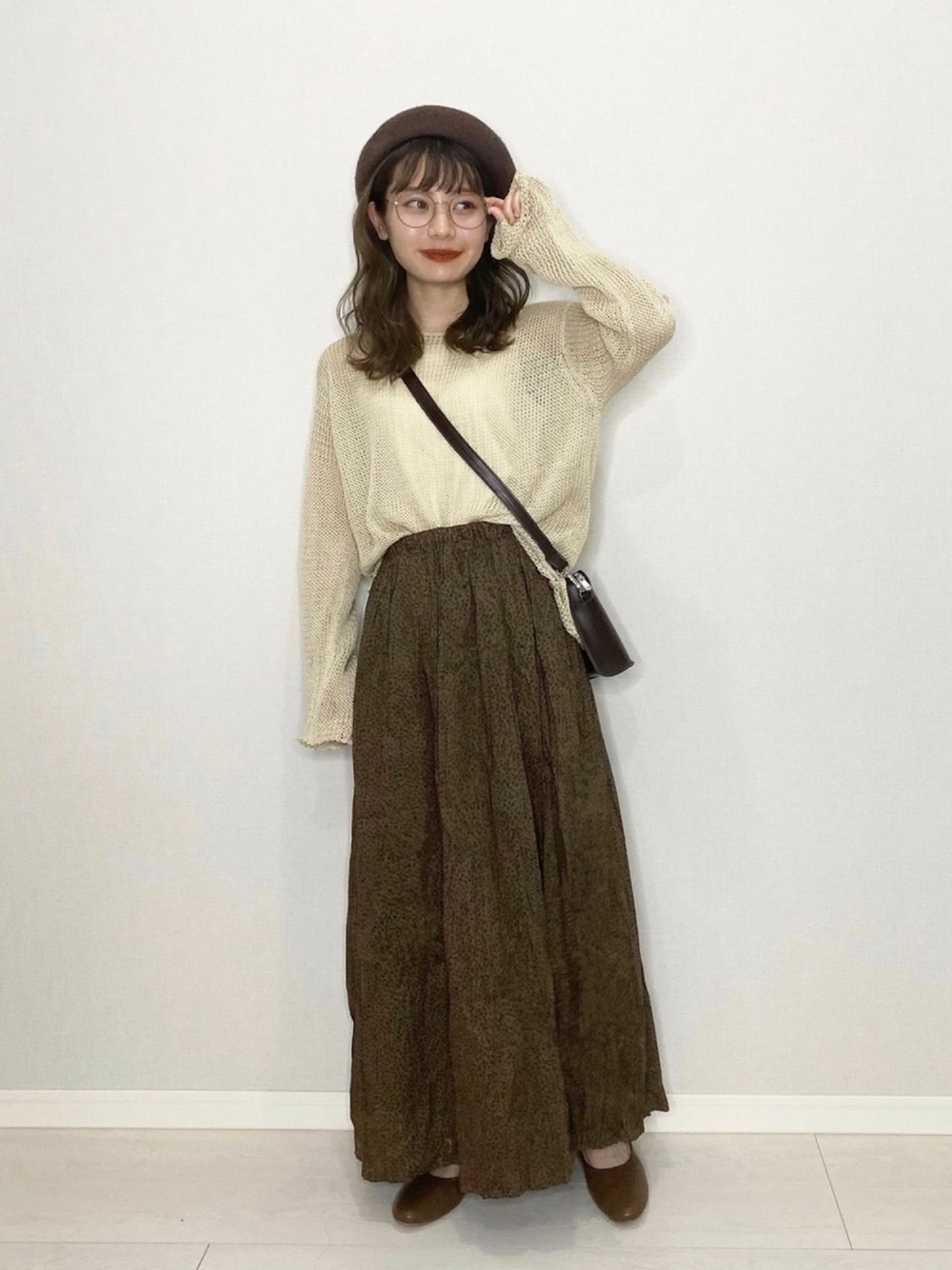 ベージュのトップスにブラウンのスカートとユニクロのパンプスのコーデ