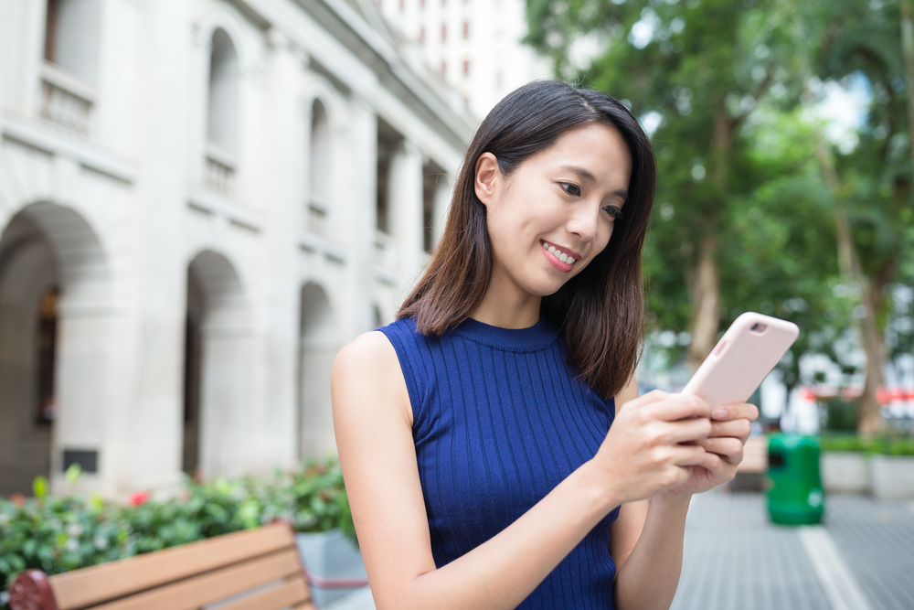 携帯電話を持つ女性