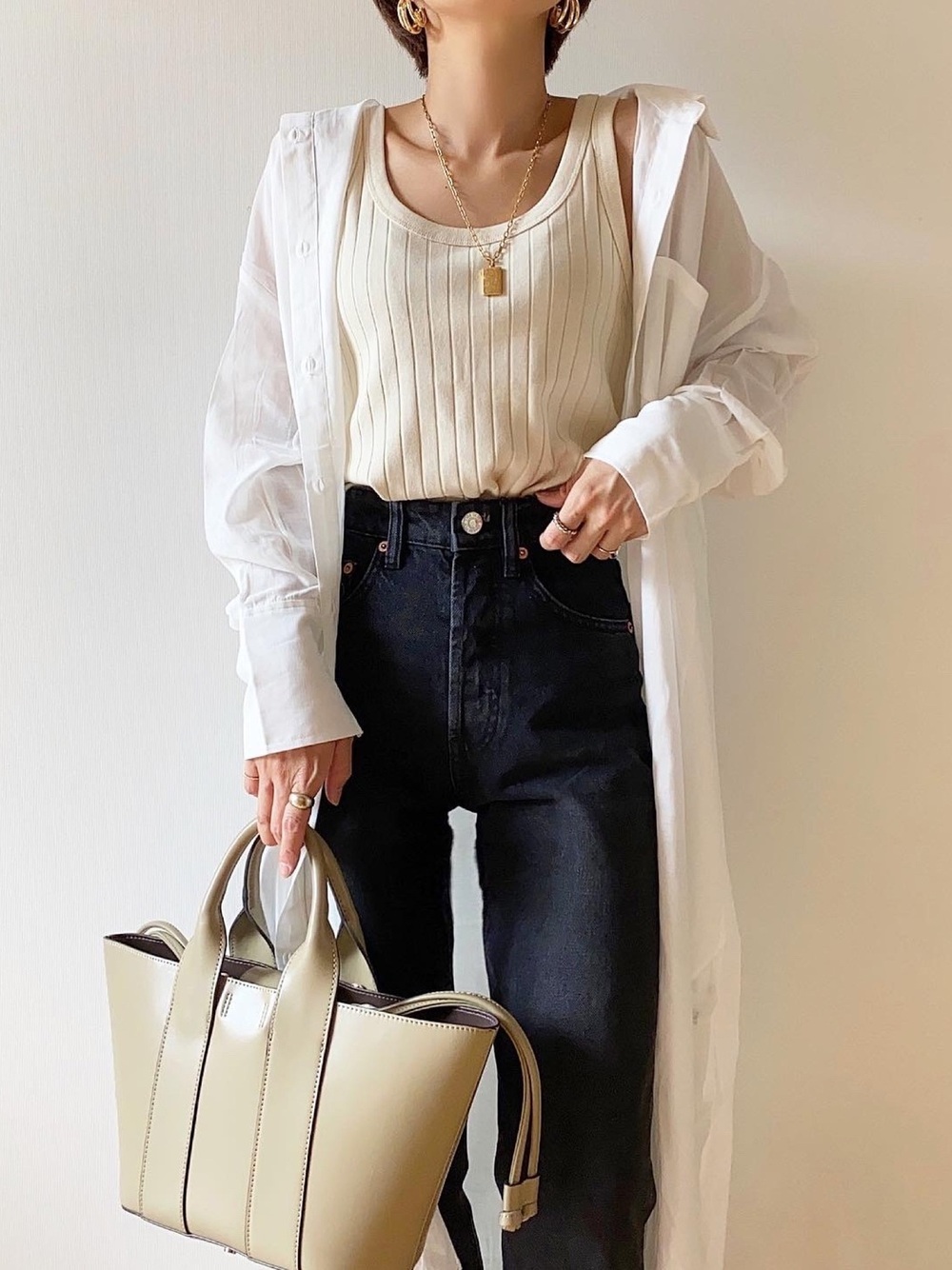白のトップスとシャツにデニムパンツのコーデ