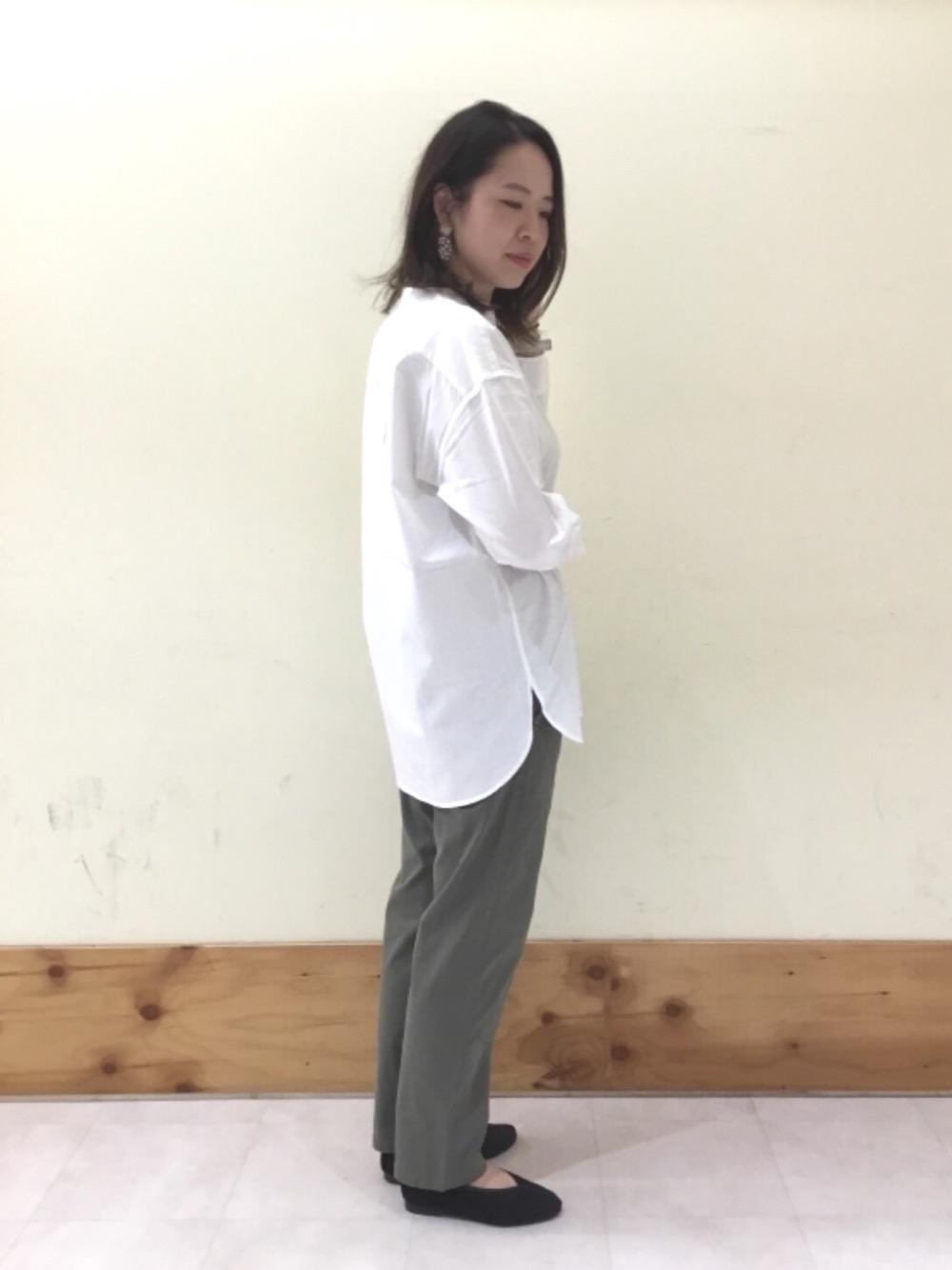 白のシャツにチノパンのコーデ