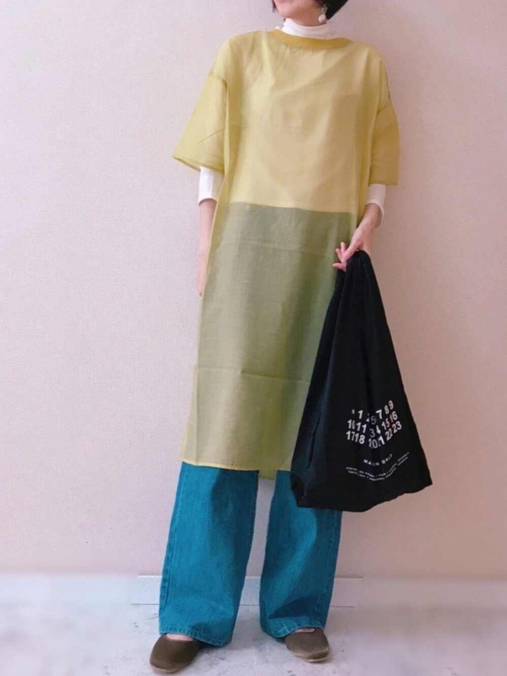 きいろのシアーワンピにデニムパンツのコーデ