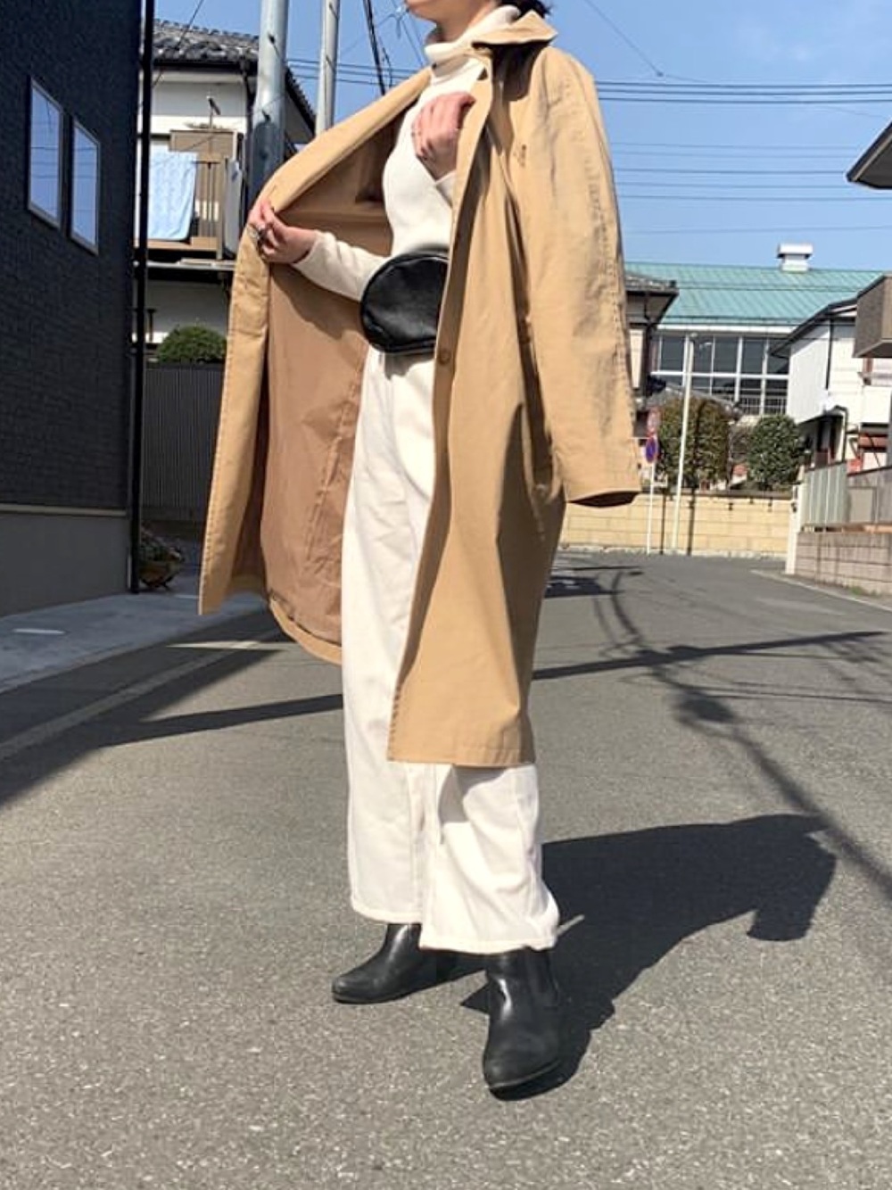 白トップスとパンツにトレンチコートのコーデ